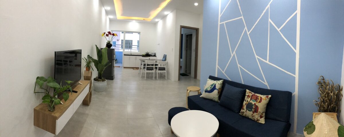 Вот такая неплохая, казалось бы, квартирка на деле оказалась очень грязной, с отпечатками рук на стене.