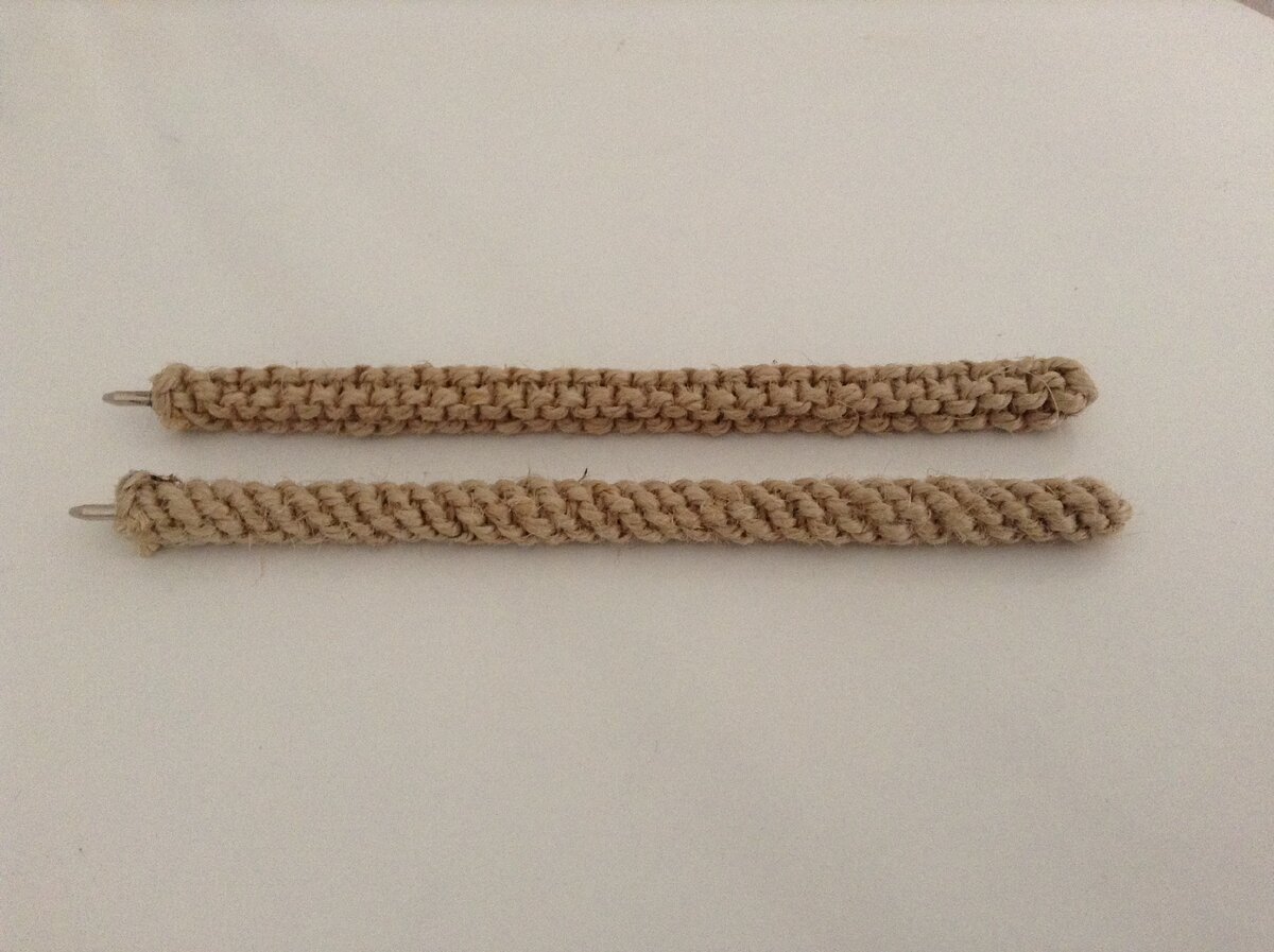 Дежурные ручки. Стержень, пеньковая верёвка.