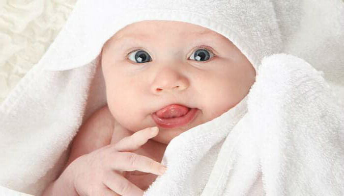 Малыш высовывает язык 5,5 месяцев