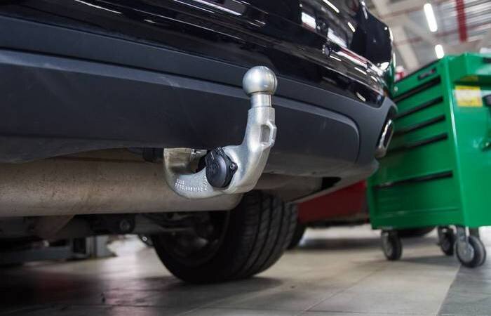 


Фаркоп – тягово-сцепное устройство в форме шара или крюка, выступающее за пределы бампера. Предназначен он в первую очередь для езды с прицепом. Тем не менее, увидеть фаркоп можно на куда большем количестве автомобилей, чем те, что используют какой-нибудь прицеп. Для чего же он нужен всем остальным автомобилистам, и есть ли во всем этом какая-то конкретная причина.