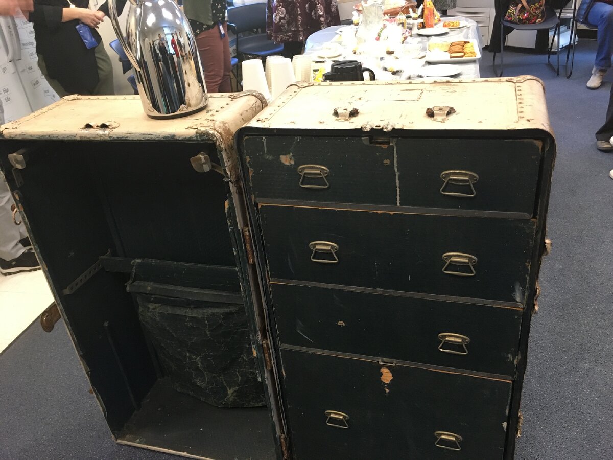 Секретарша директора старших классов устроила и оформила всё событие. Даже раздобыла вот такие допотопные чемоданы-сундуки, мол, человек отправляется в путешествие. Оригинально. Фото автора. 