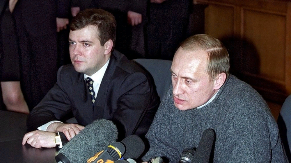 Дмитрий Медведев 90е. Медведев 1990. Дмитрий Медведев в 2000 году. Дмитрий Медведев и Путин 2000 год.