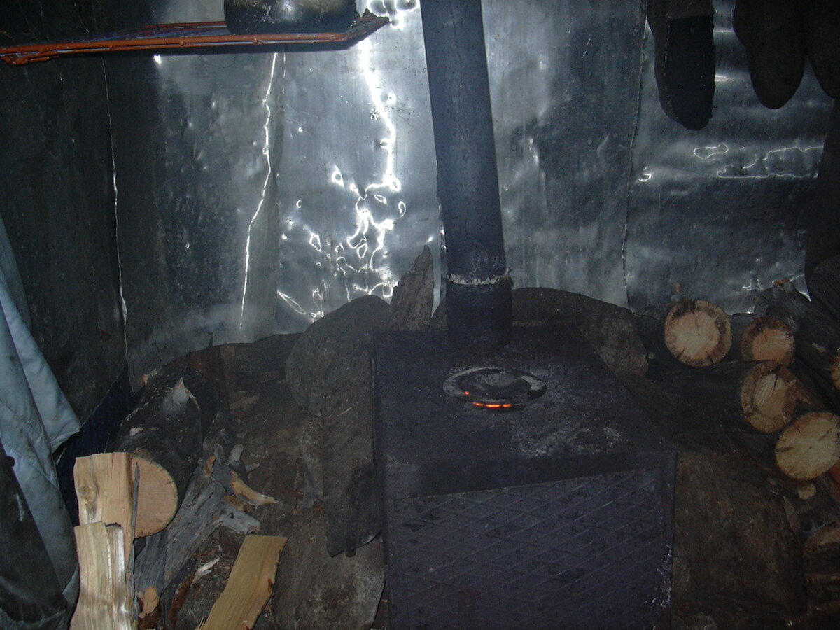 Источник тепла - железная печка. Фото из личных архивов.