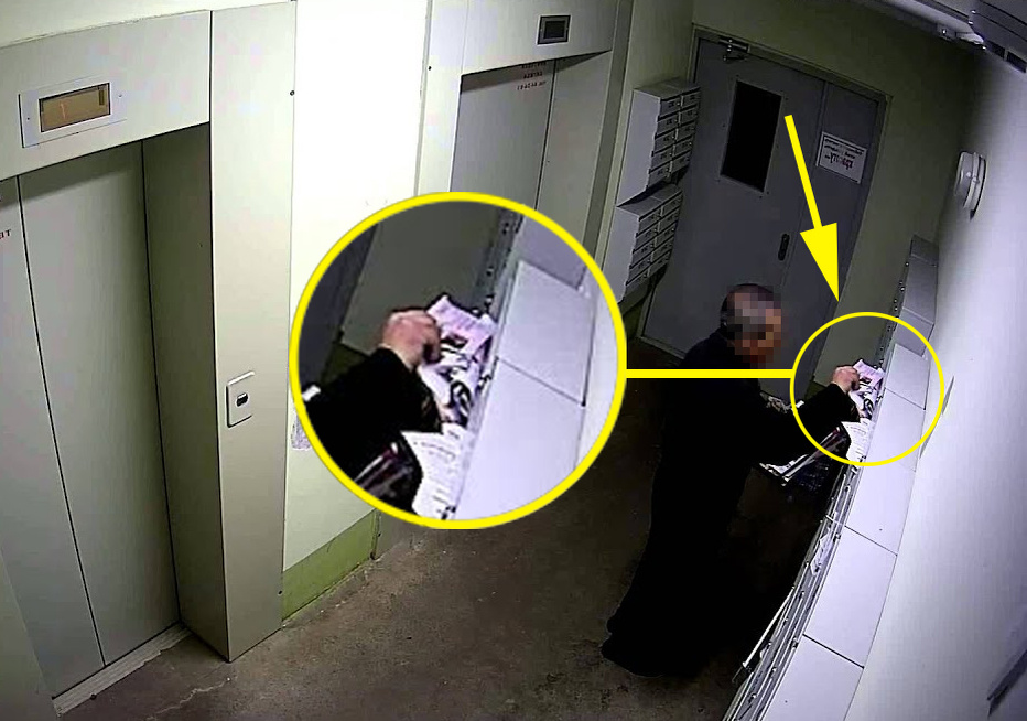 Одна из таких "пенслушек" попала на камеру видеонаблюдения в подъезде дома. Мужчина вкладывает какие-то документы в почтовый ящик.