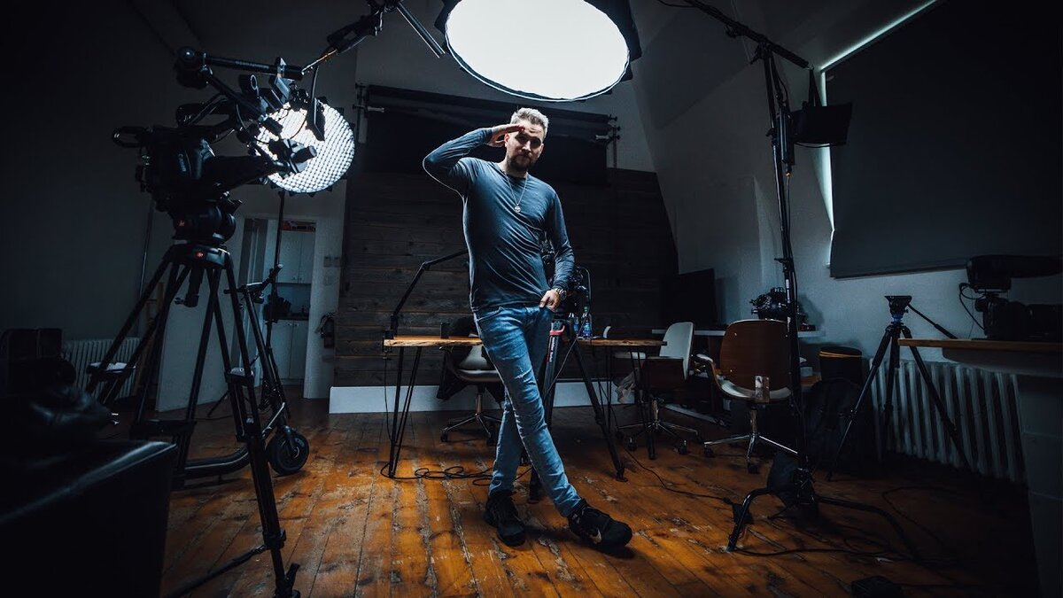 Продюсер, определение - Лицо, к-рое организует производство кинофильма, осуществляет финансовый и (совместно с режиссёром) идейно-художественный контроль за ходом съёмок.