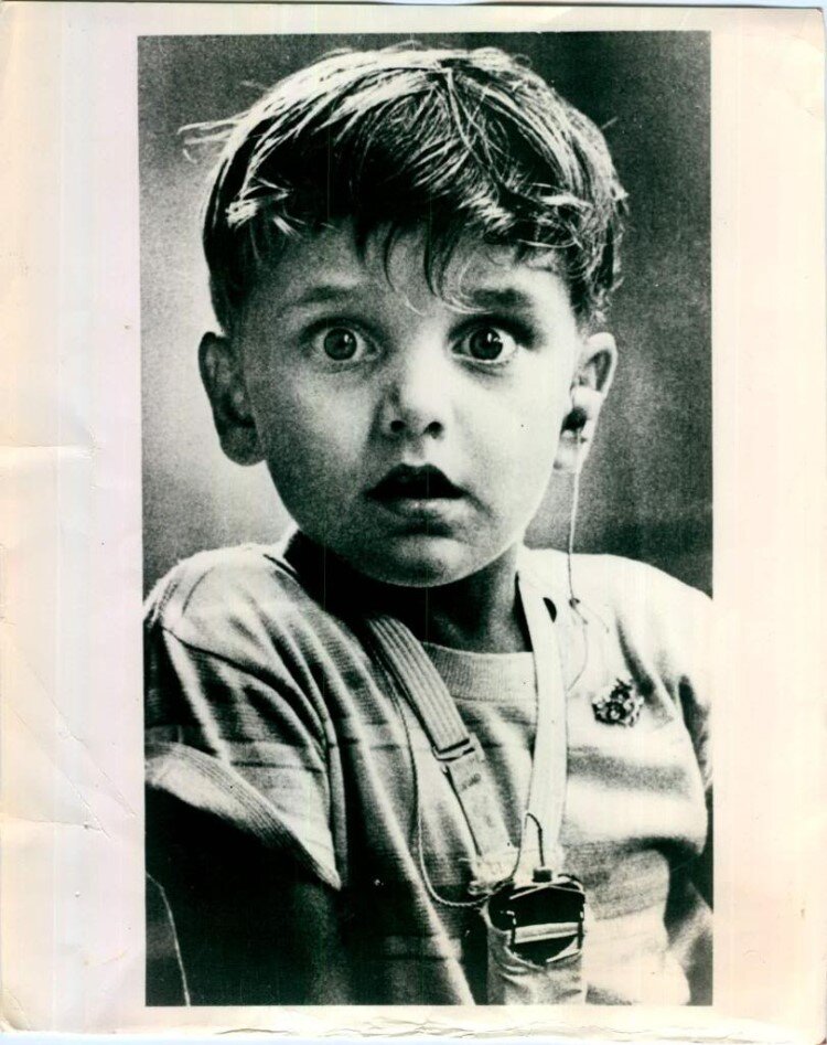 Глухая девочка услышала голос-. Впервые услышал. Впервые услышал. Мальчик впервые. Самый лучший в жизни миг малыша услышать крик.