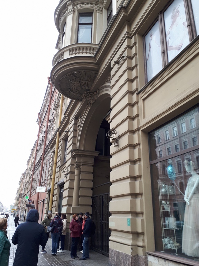 Мы ожидаем под аркой дома №64 Дмитрия Филатова, владельца музейных помещений, который сам в этот день проводит экскурсию. Богато декорированный парадный вход, свежая косметика фасадов, два внутренних двора. Здесь, на третьем этаже, в небольшой пятикомнатной квартире, снятой Анной Вырубовой, фрейлиной императорского двора и ближайшей подругой императрицы Александры Фёдоровны, пребывал с 1914 года до последних своих дней «божий человек» Распутин со своими дочерьми.