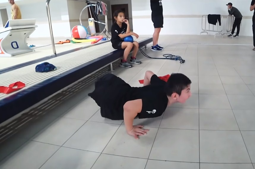 Это он отжимается сорок раз от пола. Источник фото: https://www.youtube.com/watch?v=rv8NJ-Sr2nE&t=19s