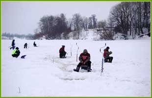 Хорошая рыбалка в это время года может быть только на водоемах с проточной водой, реках, проточных озерах типа озера Ежозеро.