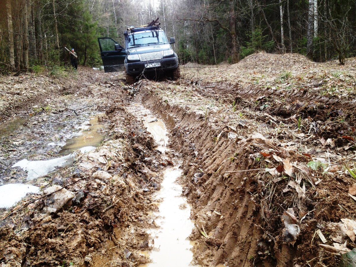 Апрель, распутица, глина, колея, застряли на 34 симекс. С Отцом(80 лет, на фото с валежником), везем металлический валежник с урочища, под 200 кг, в основном  на экспедиционном багажнике, т.к. распилить на месте не получилось, здоровенный  5 квт генератор (в багажнике), не запустил болгарку с плавным пуском, нужен инвертор.