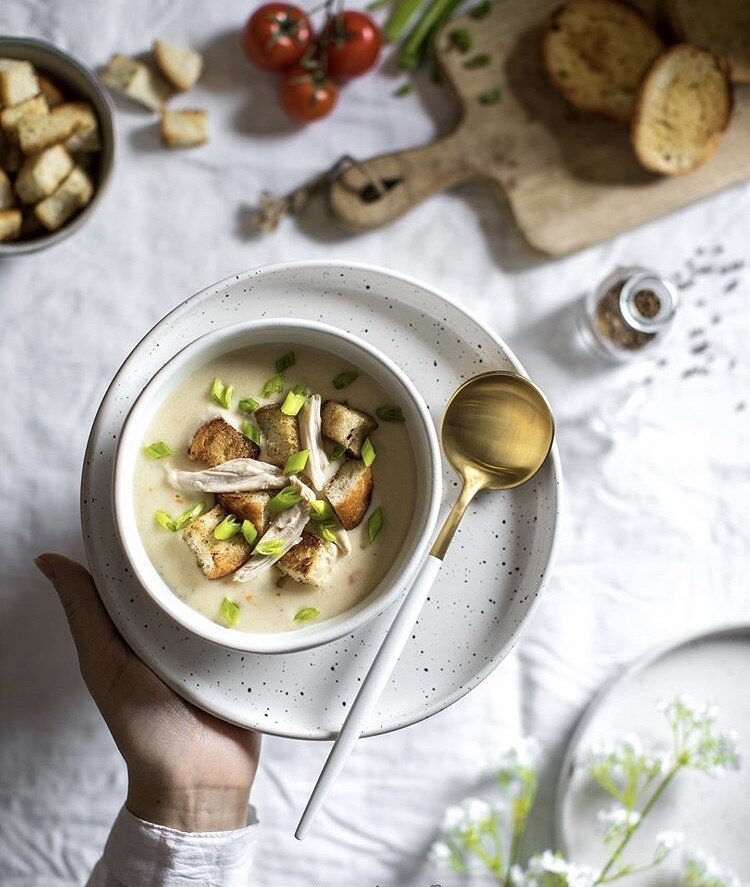 Друзья, если вам нужно приготовить вкусный, сытный, оригинальный суп без хлопот и сложных продуктов, тогда вам точно стоит приготовить этот наивкуснейший Сырный суп! Как может быть такой простой суп таким вкусным? Фантастика!😂😍При этом подача на ваше усмотрение, вы можете добавить жареный бекон или обжаренные грибы, очень будет уместно. Но даже в таком простом варианте с как гренками и ломтиками куриного мяса - это вкусно!😋👍🏻Для веганов или если совсем лень мясо варить, можно сделать на воде, вместо бульона. 