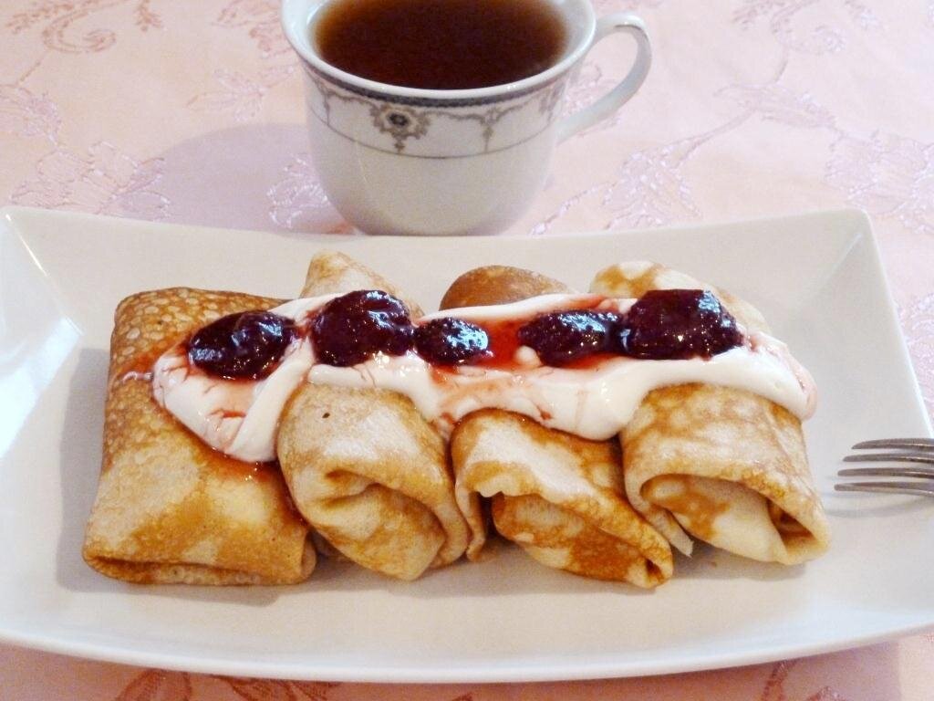 Блинчики с начинкой и кофе