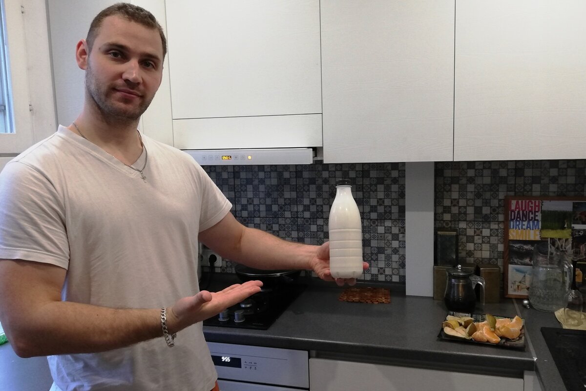  Тесто в бутылке готово. Фото канала "Весело с детьми"