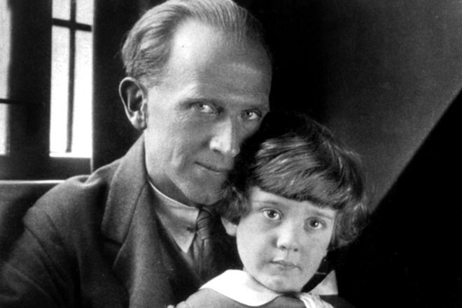 Алан Милн с сыном Кристофером Робином. Автор: Howard Coster