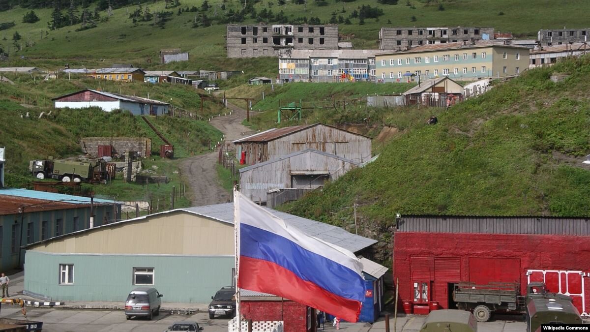 На фото нищета и разруха. Но флаг не забыли повесить 
