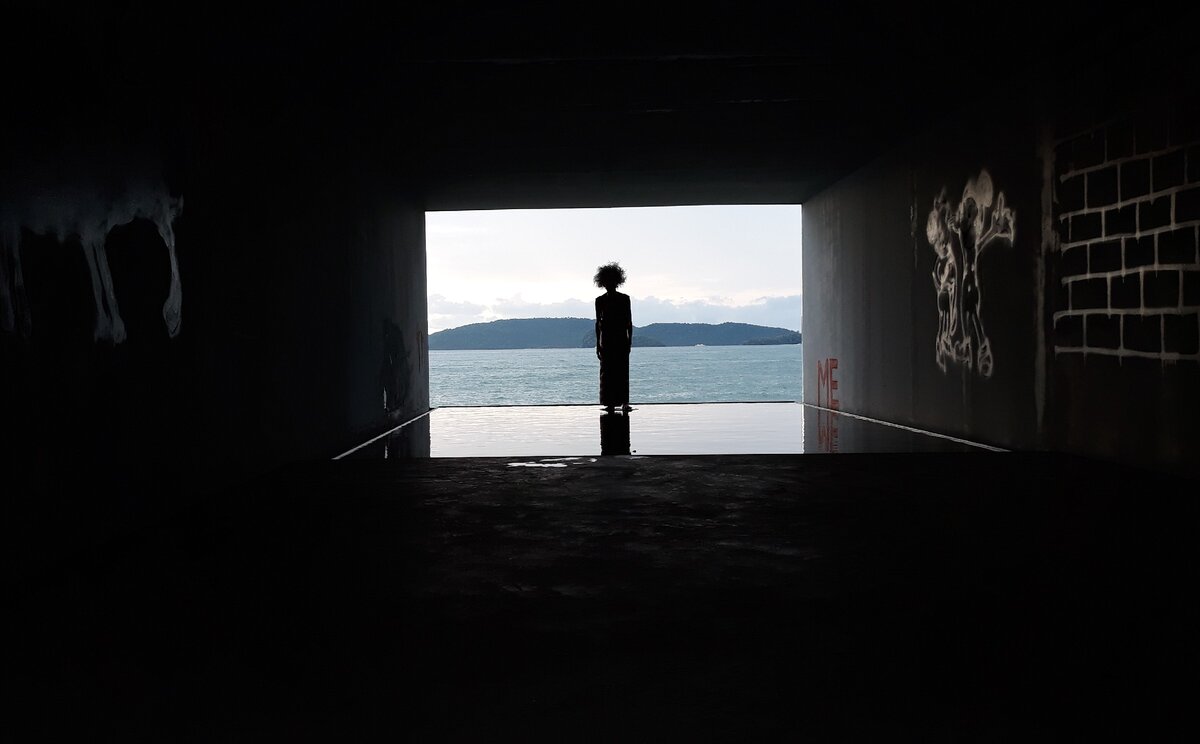 Фото из моего отпуска, очень символичное. Работа называется "No sunrise, no sunset". Автор работы - см.на втором фото в галерее.