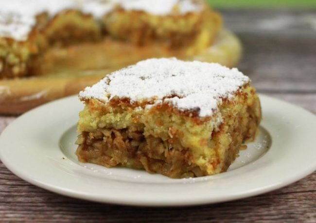 Этот рецепт яблочного пирога еще из кулинарной тетрадки моей мамы! Простой в приготовлении и очень вкусный.
