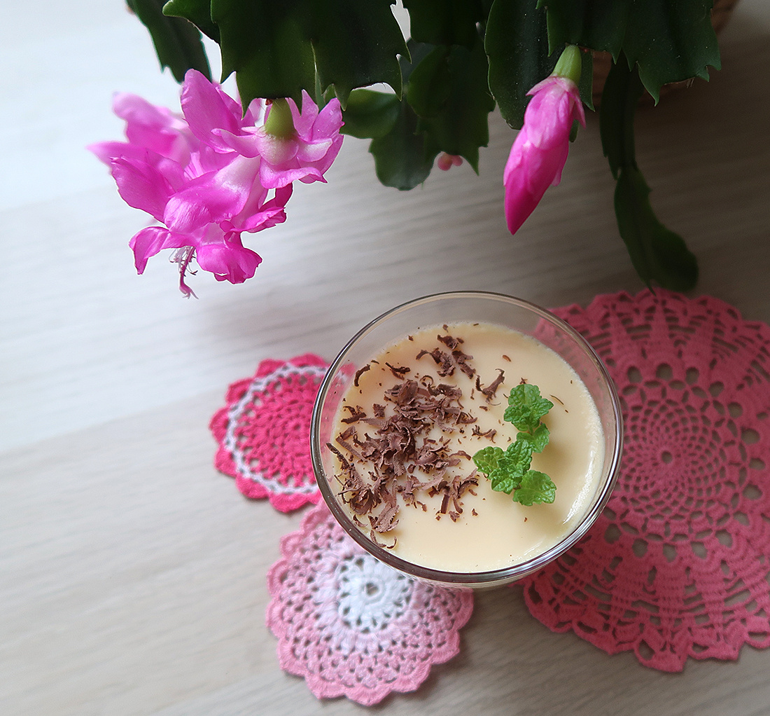 Домашняя панакота, украшенная мятой и шоколадом