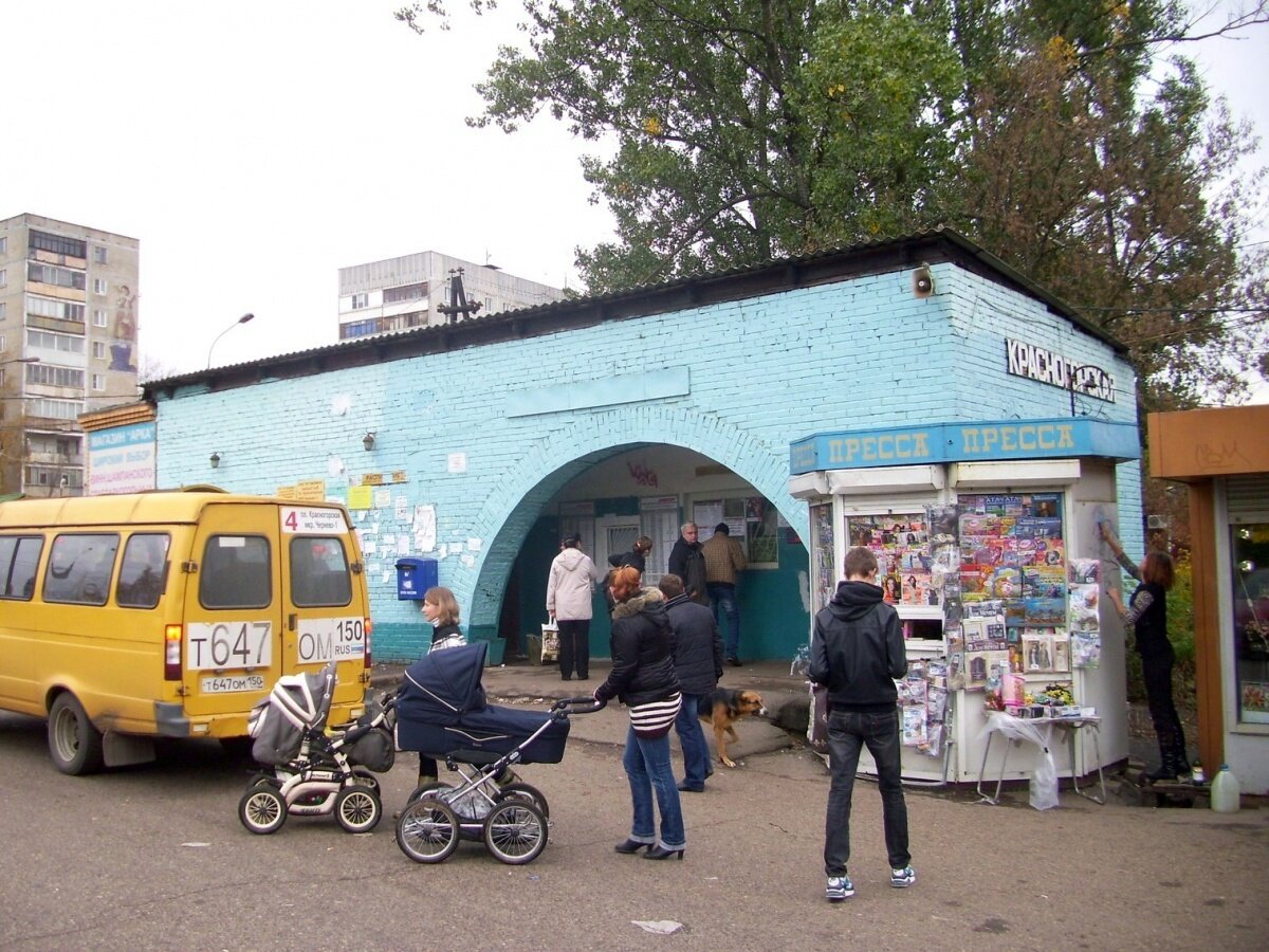 Немного ретро фото. Главной интересной деталью "Красногорской" прошлых лет можно назвать здание касс. По крайней мере мне такие больше на МЦД пока не попадались. Кирпичная арка смотрится неплохо. Если бы кирпичи не красили, было бы вообще отлично.

