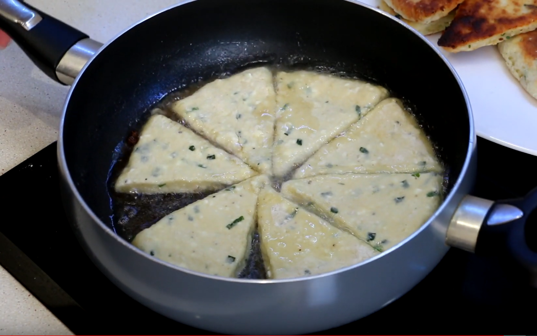 Лепешки с луком и сыром