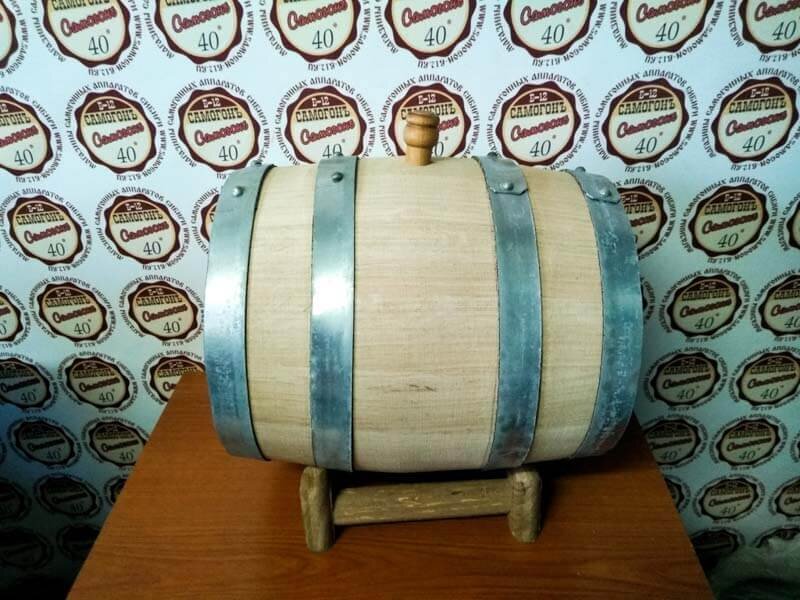 Майкопская дубовая бочка из твёрдой породы дуба, объёмом 10 литров.