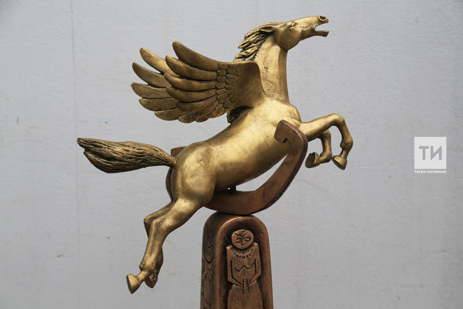 Тулпар - крылатый конь в татарской мифологии, аналог Пегаса. Его название, интересно, связано ли как-то с "талпу"?