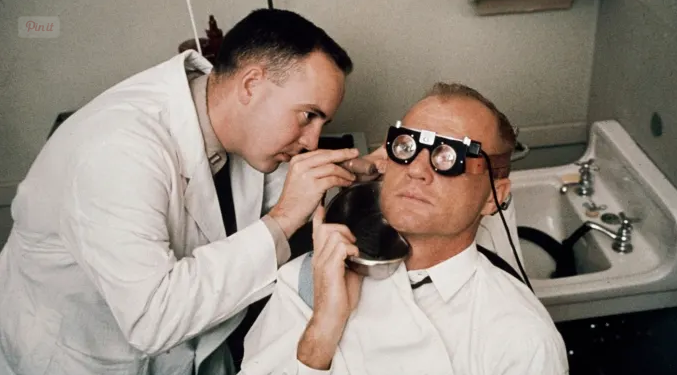 Астронавт Джон Гленн во время медицинских тестов (фото с сайта https://www.history.com)