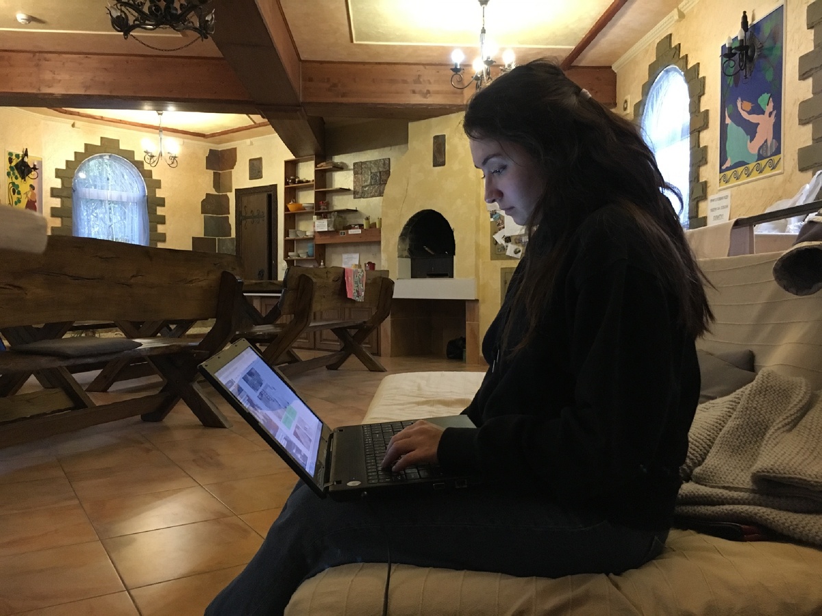 Это вот как раз апрель. Мы в отчаянии ищем людей на сезон, который должен начаться через пару дней.