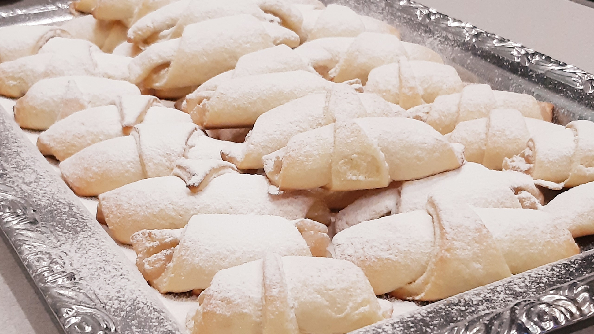 Рогалики "Неженки"-это самые песочные, самые нежные и хрупкие рогалики, которые мне доводилось когда либо пробовать, готовятся просто, без сложностей, но вкус просто нечто, гости будут удивлены что столь простая выпечка такая вкусная, а ваши домашние будут их просить постоянно только успевайте начинку менять..... Давайте же приготовим вместе, чтоб вы могли оценить этот нежнейший вкус)))))))))))