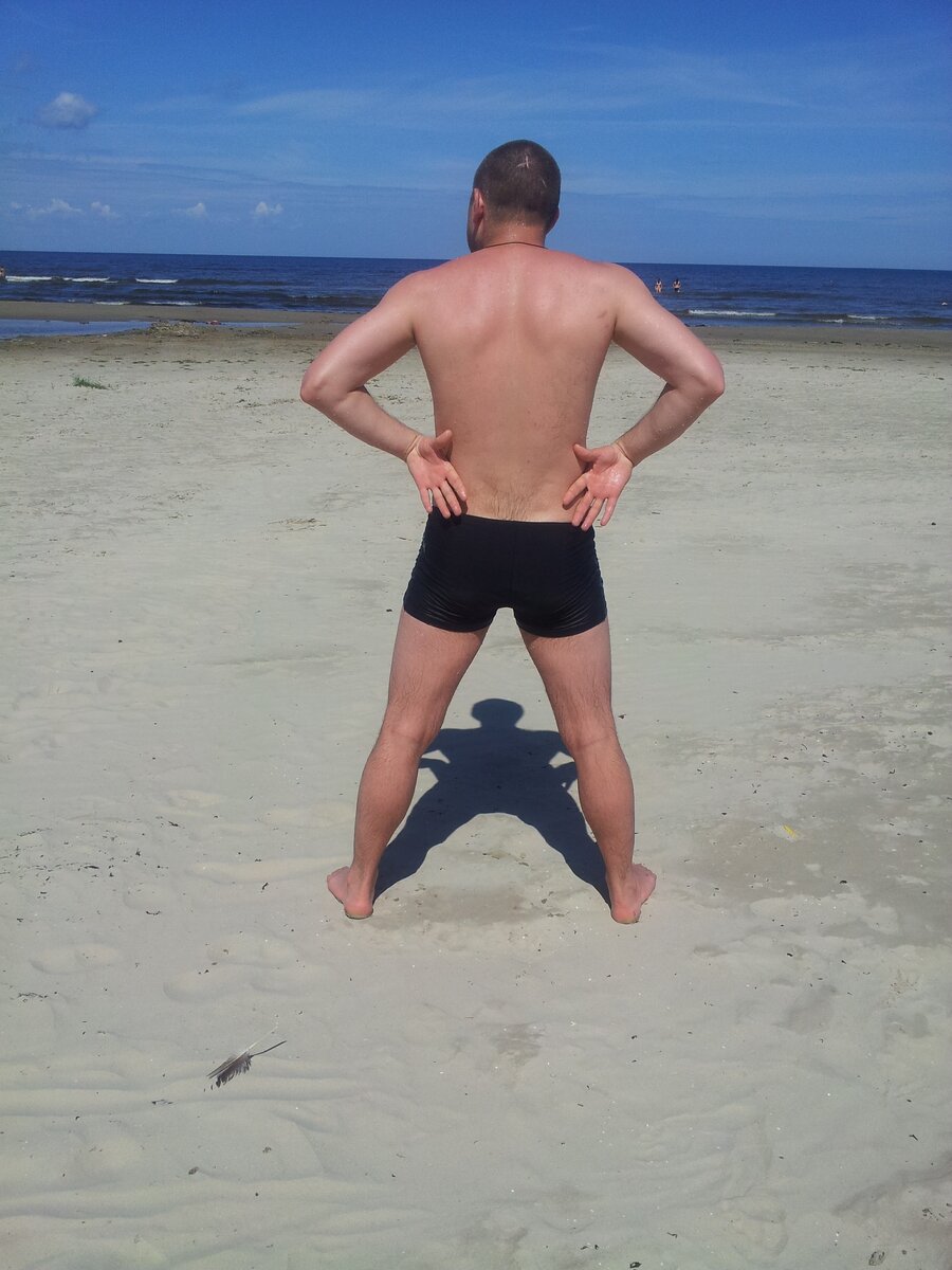 Пляж Юрмалы, широкая пляжная линия и мелкое мелкое холодное море)