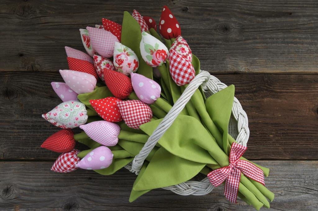 Само шитые тюльпаны. 