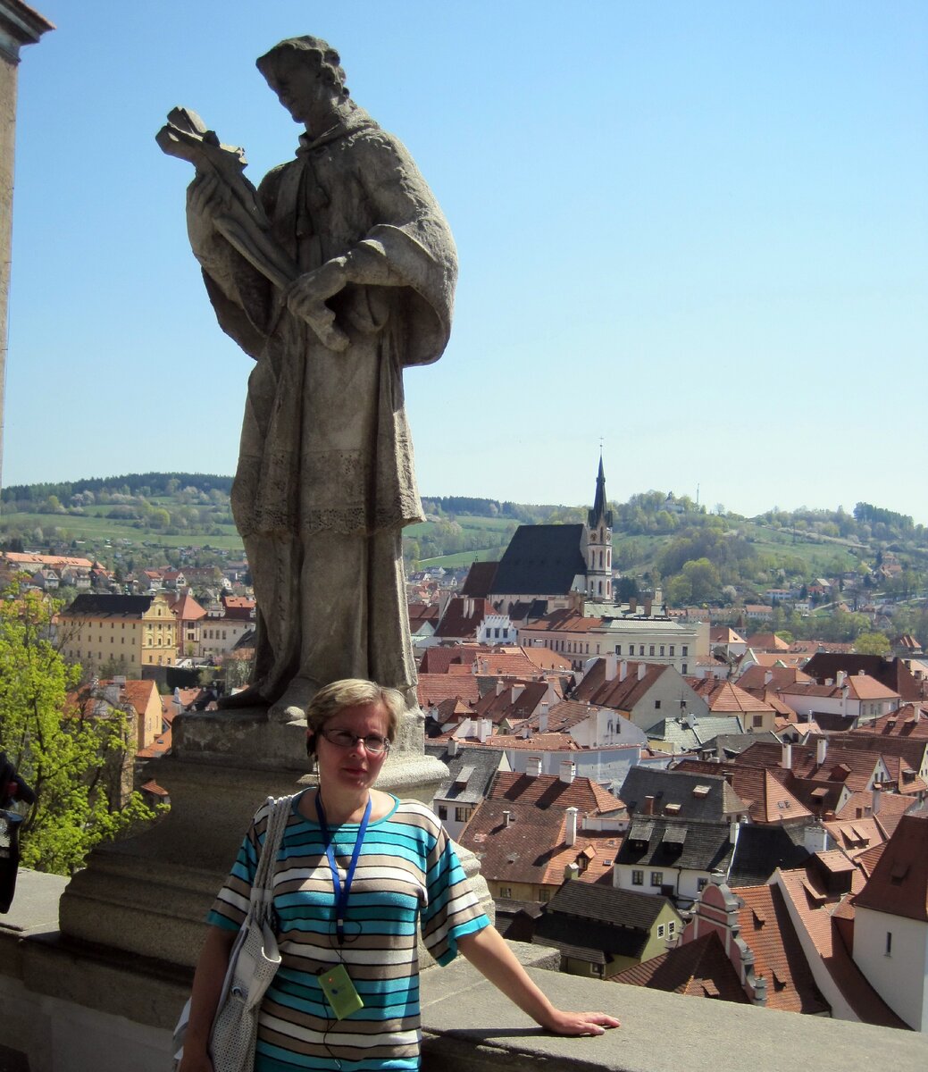 2. На Плащевом мосту замка установлены фигуры святых.