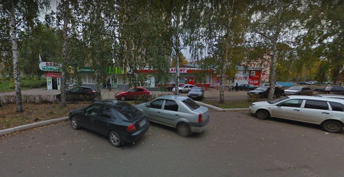 "Россельхозбанк", где работала Луиза Хайруллина спрятан за небольшой аллеей. Скриншот с сервиса Гугл-карты.