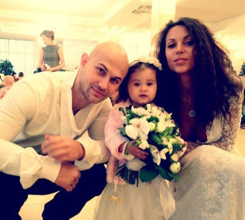 Свадьба пары. Рядом их первая дочка . Фото из открытого источника