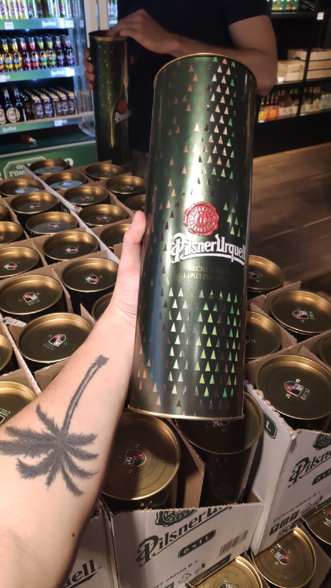 Подарочный Pilsner, ящики и интерьер сувенирного магазина