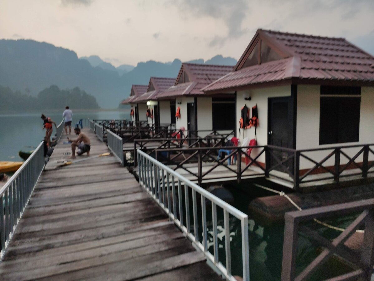 Домики лагеря на воде