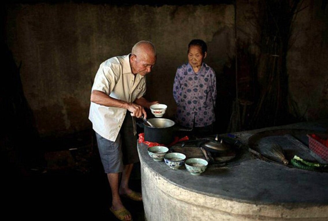Вот так они ежедневно, не отходя далеко друг от друга, проводят время 