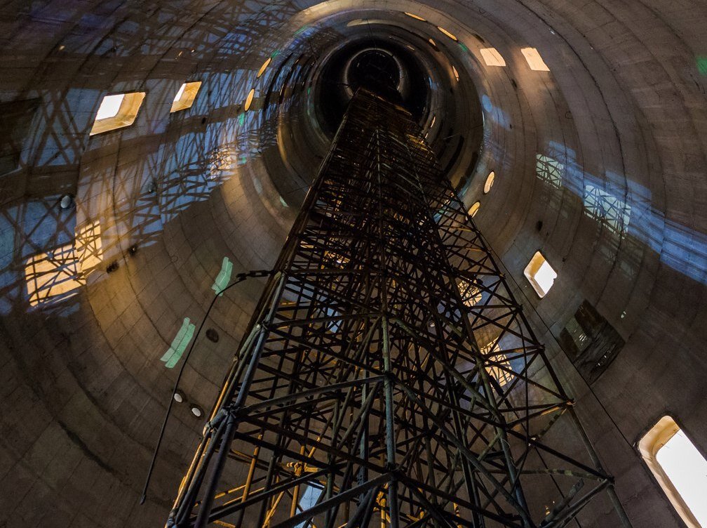 Строительные леса, вид снизу.