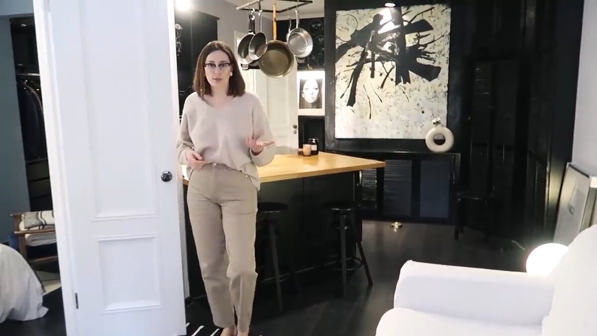 Хозяйка Даша в центре своей однокомнатной квартиры