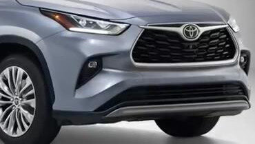 Светодиодная оптика,шестиугольная решетка радиатора и рельефный бампер.