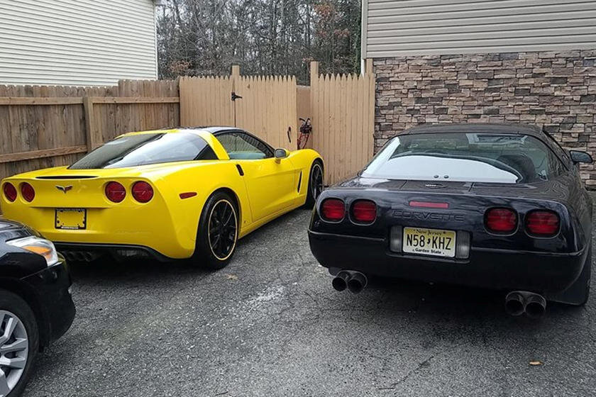 Еще целые  два Chevrolet Corvette