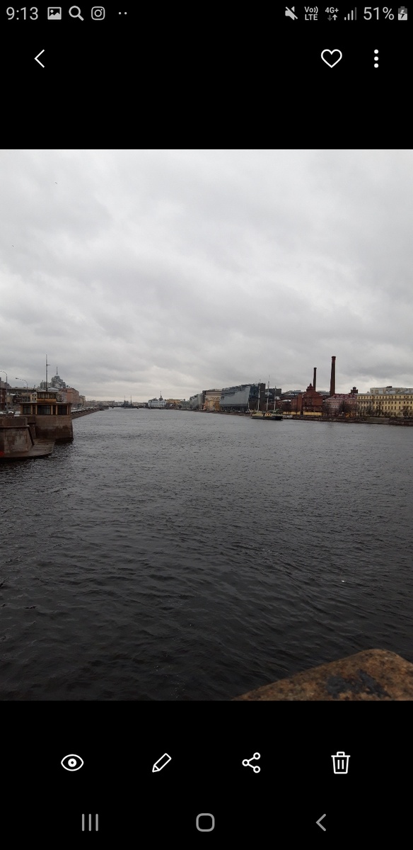 Сегодня в Петербурге пасмурно и безлюдно.