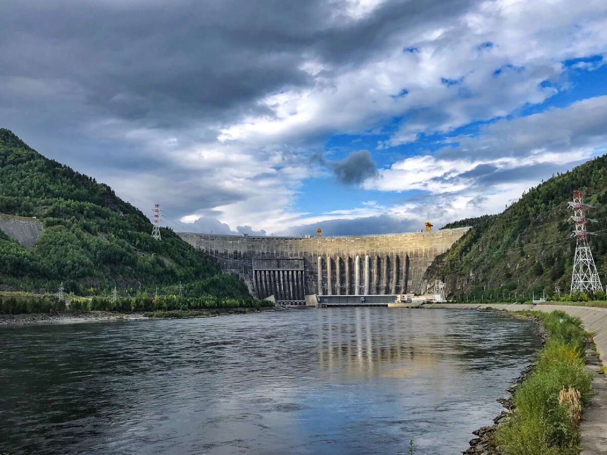 На каких реках есть гэс. Саяно-Шушенская ГЭС Хакасия. Плотина Саяно-Шушенской ГЭС. Гидроэлектростанция Саяно Шушенская. СШГЭС Хакасия.