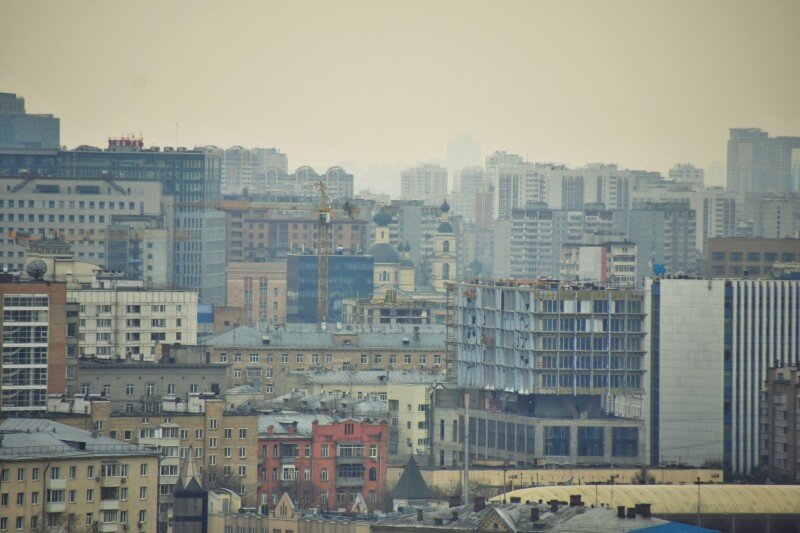  Знаете, теперь я понимаю космонавтов, которые во время экспедиции на МКС свободное время проводят с фотоаппаратом у иллюминатора. Действительно затягивает. Потому, представлю вам серию видовых фоток из моего иллюминатора окна. Их будет немного. Итак, направляем объектив в сторону Лефортово и видим храм Троицы Живоначальной у Салтыкова моста. Старообрядческий храм, который хорошо видно с набережной Яузы. Там ещё бывший завод "Кристалл" рядом

