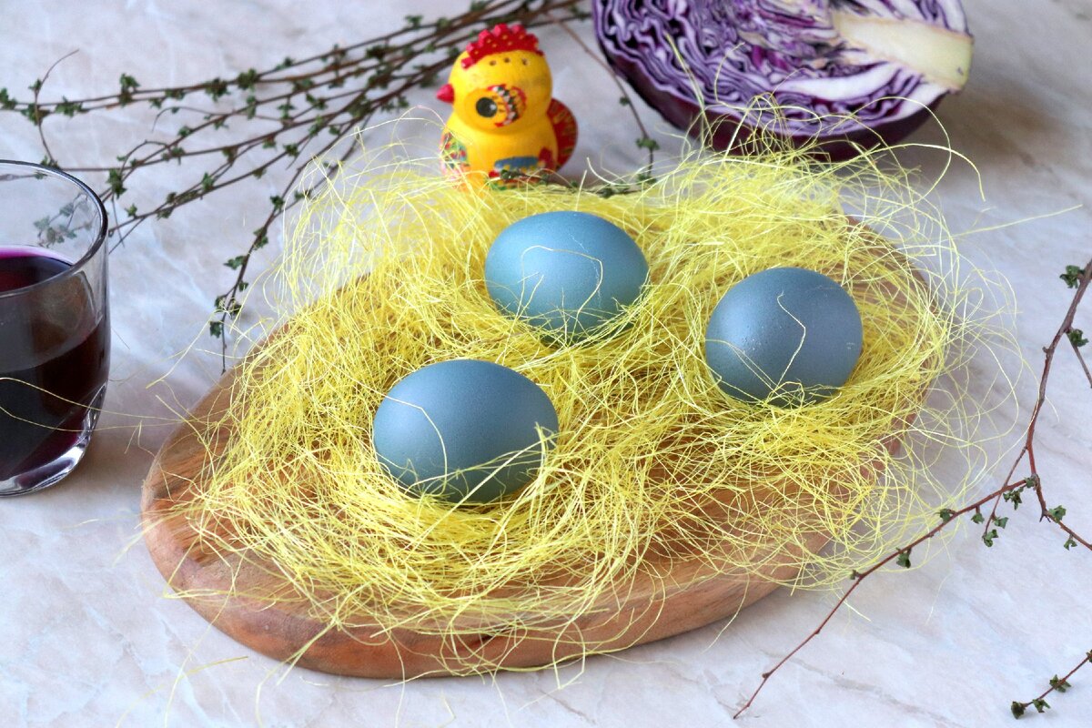 Яйца, крашенные краснокочанной капустой