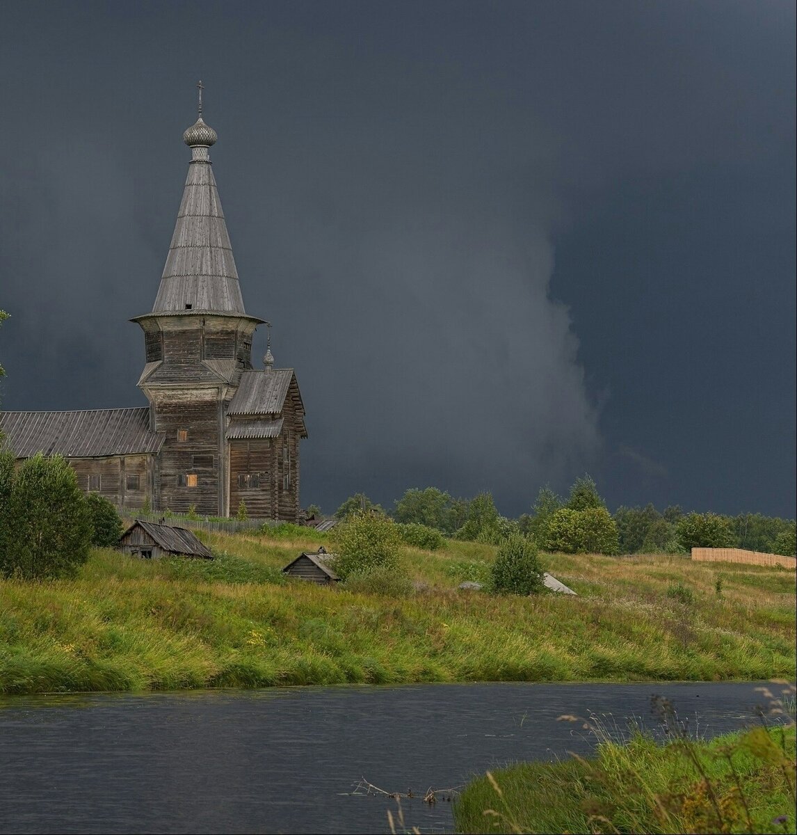 Перед деревней. Жаровский Погост Вологодская. Саминский Погост. Деревня Мегра Вологодская пейзаж. Андомский Погост речка.