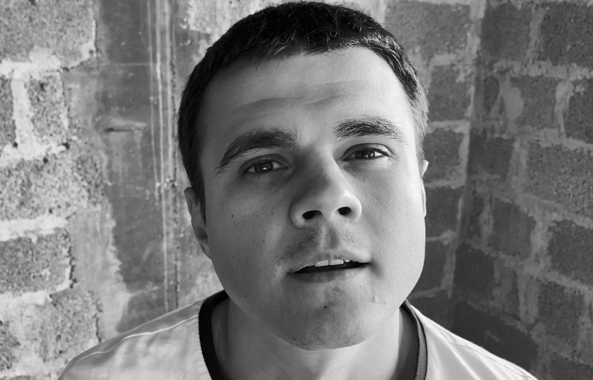 Чтец Максим Дзюбак