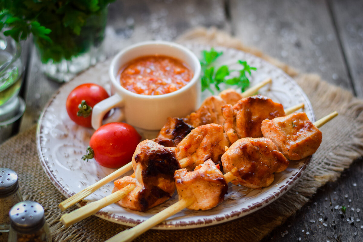 Классический шашлык из курицы. Куриные шашлычки на шпажках. Шашлык куриный. Соус для шашлыка. Мини шашлычки из курицы.