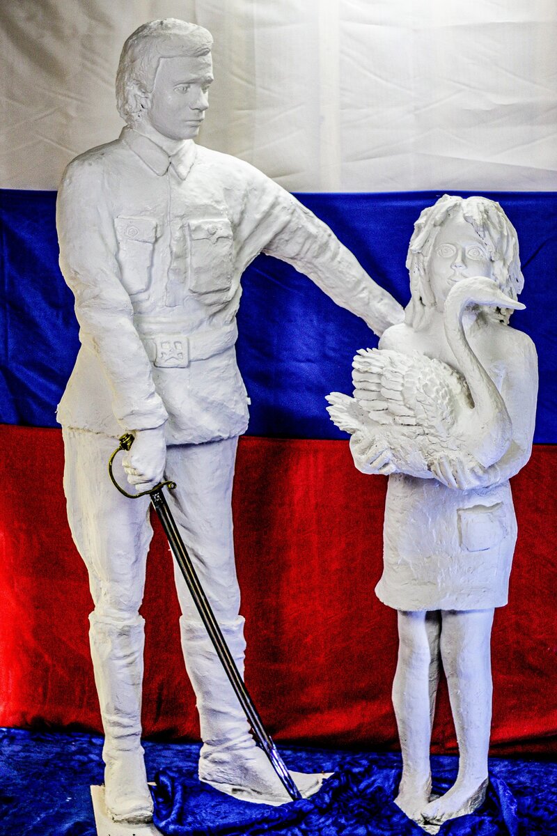 Гипсовая скульптура "Офицер защищающий будущее". Скульптор Чумичев Ю.Ю. Мурманск. 27.04.2020 Фото Лобков Р.Е.