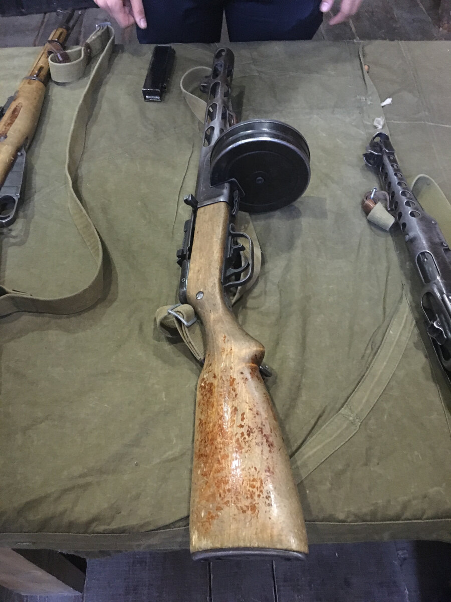 ...и пистолет-пулемет Шпагина. Трехлинейка Мосина не уместилась в кадр.